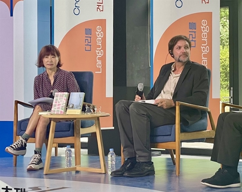 Các tác giả Eun Hee-kyung, trái, và Andrew J. Porter lắng nghe khán giả trong buổi trò chuyện tại Liên hoan Nhà văn Quốc tế Seoul 2023 trên đảo Nodeul, Seoul, Chủ nhật.