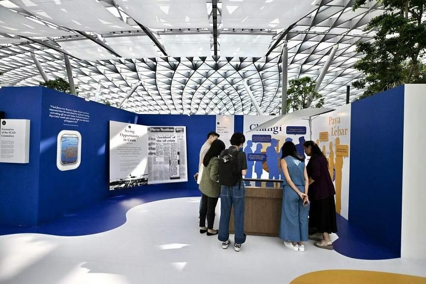 Một màn hình kỹ thuật số tương tác cho phép du khách tìm hiểu về những cân nhắc mà ông Lý Quang Diệu và nhóm của ông đã cân nhắc khi chuyển sân bay đến Changi.