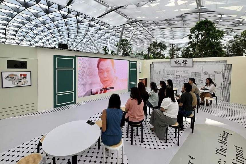 Trong một quán cà phê, du khách có thể xem một đoạn phim ngắn về việc thành lập Sân bay Changi, trong đó có những đoạn phim tài liệu lưu trữ hiếm thấy.