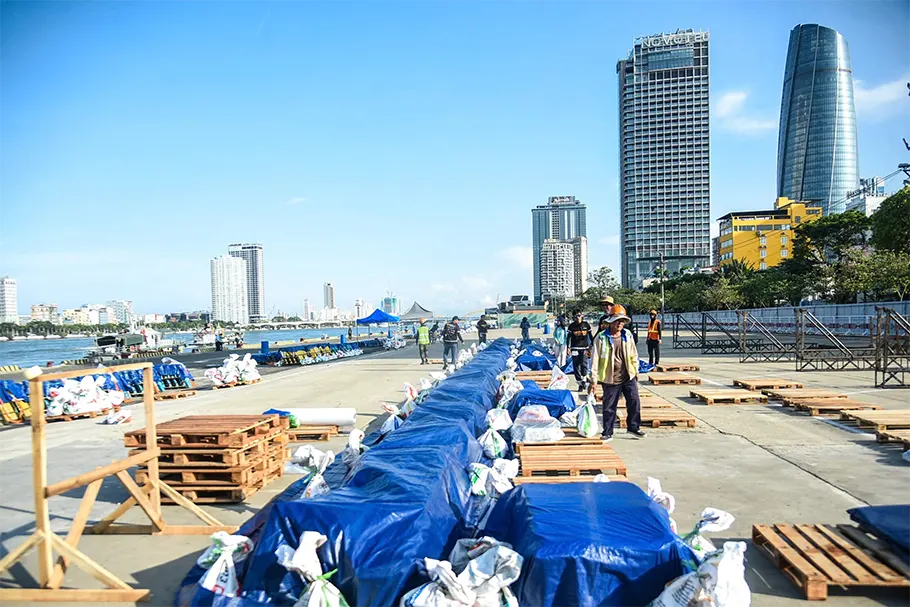 'Trận địa' pháo hoa trước giờ khai hỏa: 'Đại chiến ánh sáng' trên sông Hàn